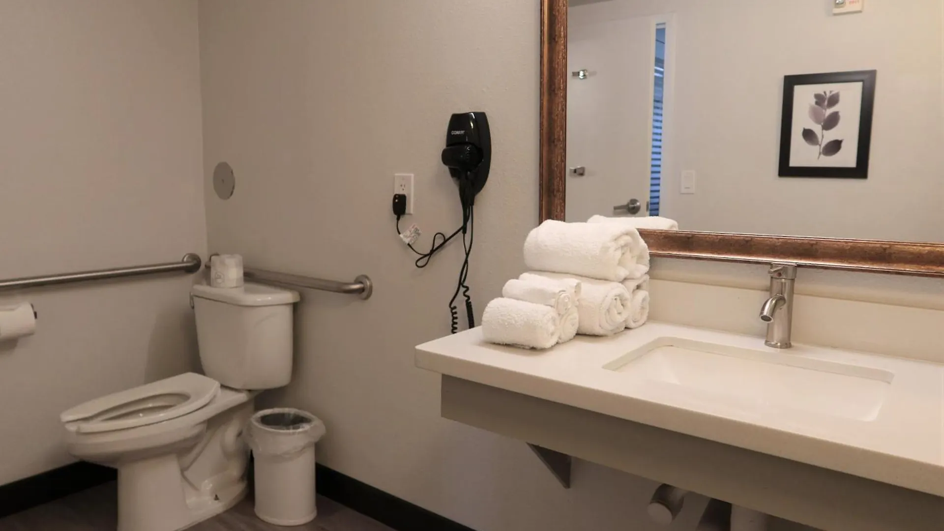Greentree Inn & Suites Phoenix Sky Harbor Hotel